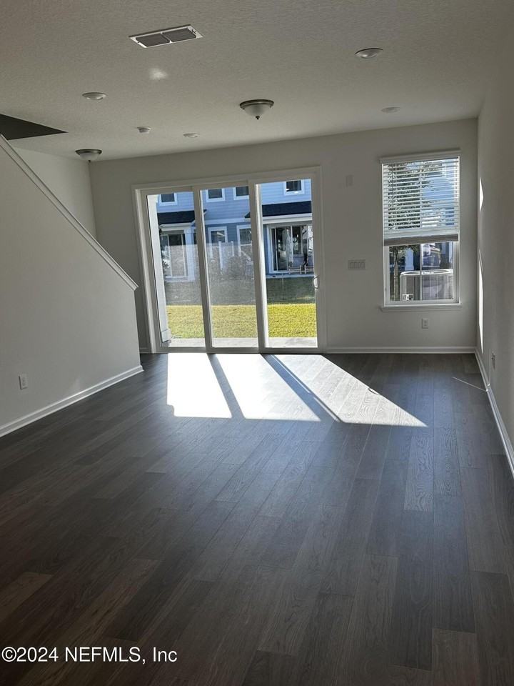 33 Thurnham Ln - Photo 5 of 48