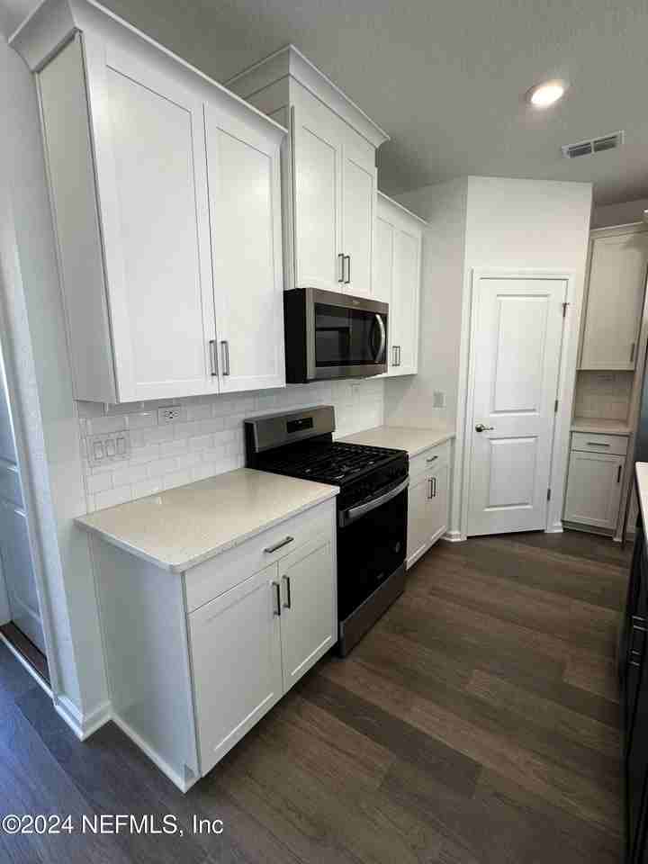 33 Thurnham Ln - Photo 6 of 48