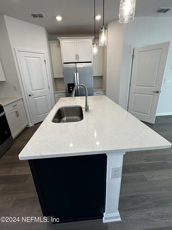 33 Thurnham Ln - Photo 7 of 48