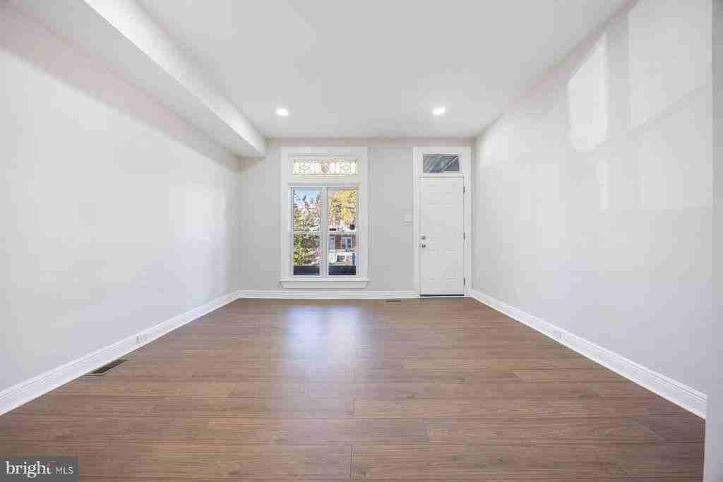 117 Collins Ave - Photo 3 of 27