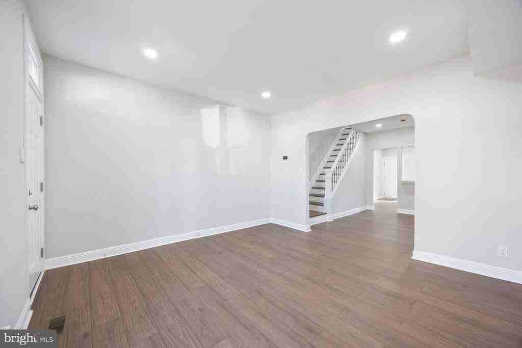 117 Collins Ave - Photo 4 of 27