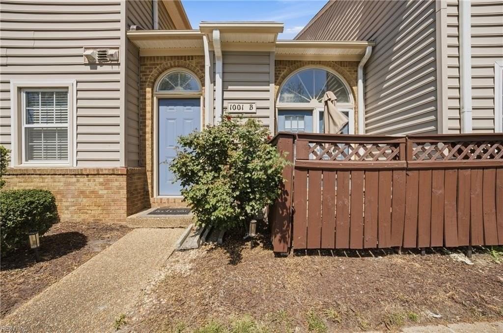 1001 Saint Andrews Way #B - Photo 3 of 25