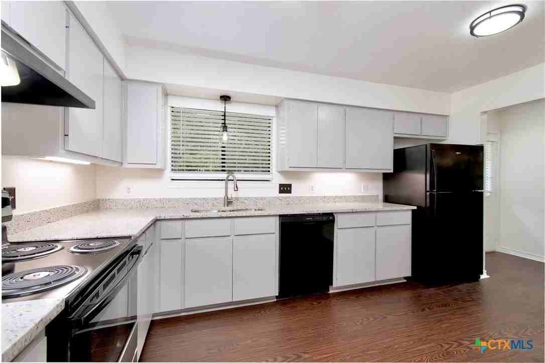 1405 Oak Park Ln - Photo 3 of 21