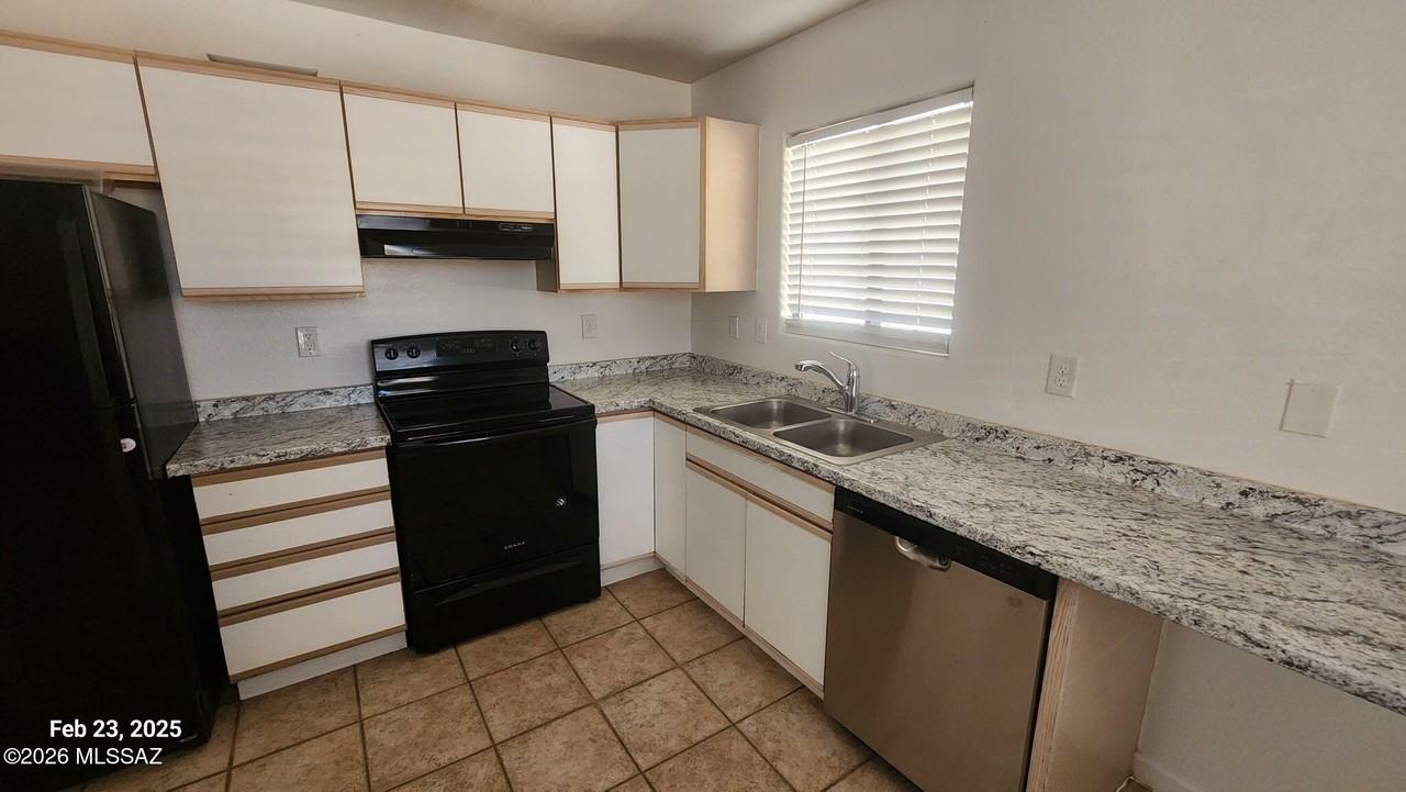 1370 N Sycamore Blvd - Photo 6 of 25