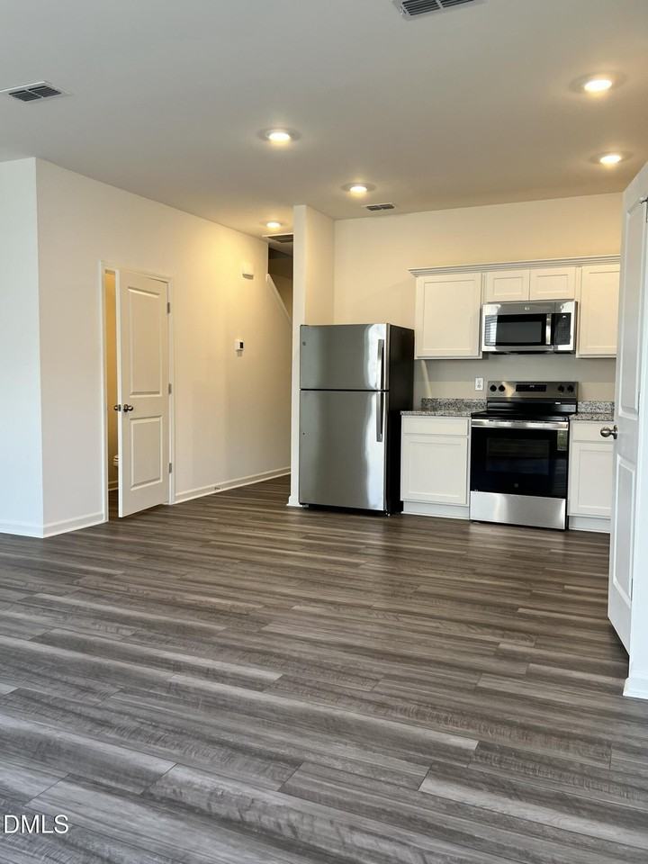 2065 Glen Crossing Dr - Photo 2 of 9