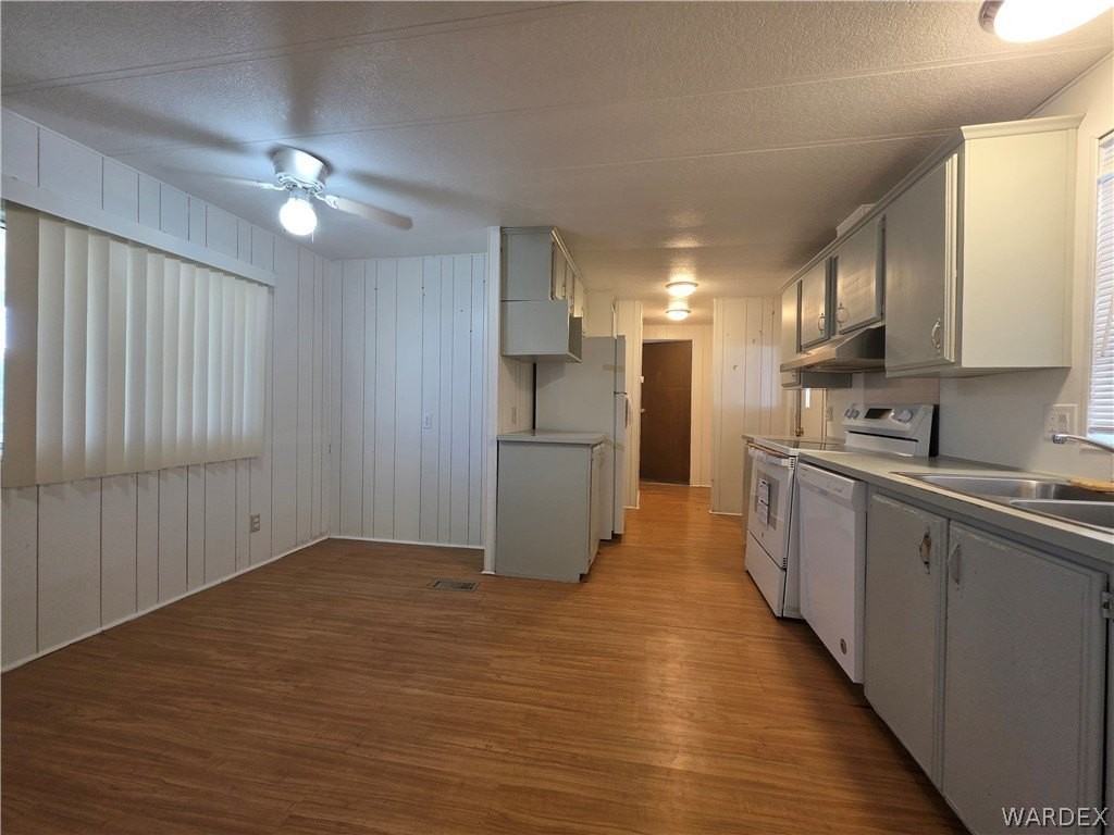 546 Roadrunner Dr - Photo 3 of 11