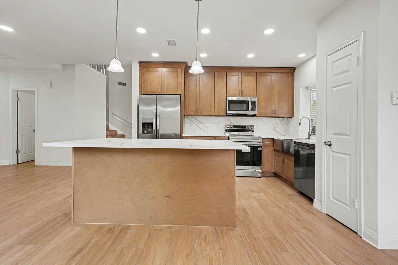 8303 Lake Crystal Dr - Photo 7 of 22