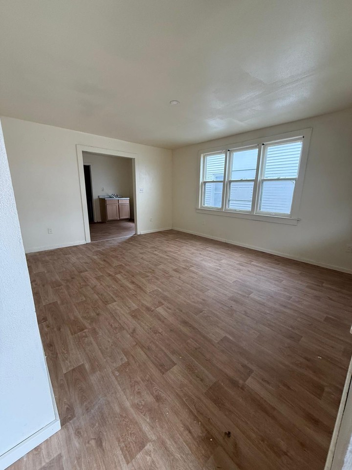 2423 S 28th St #2423 - Photo 2 of 3