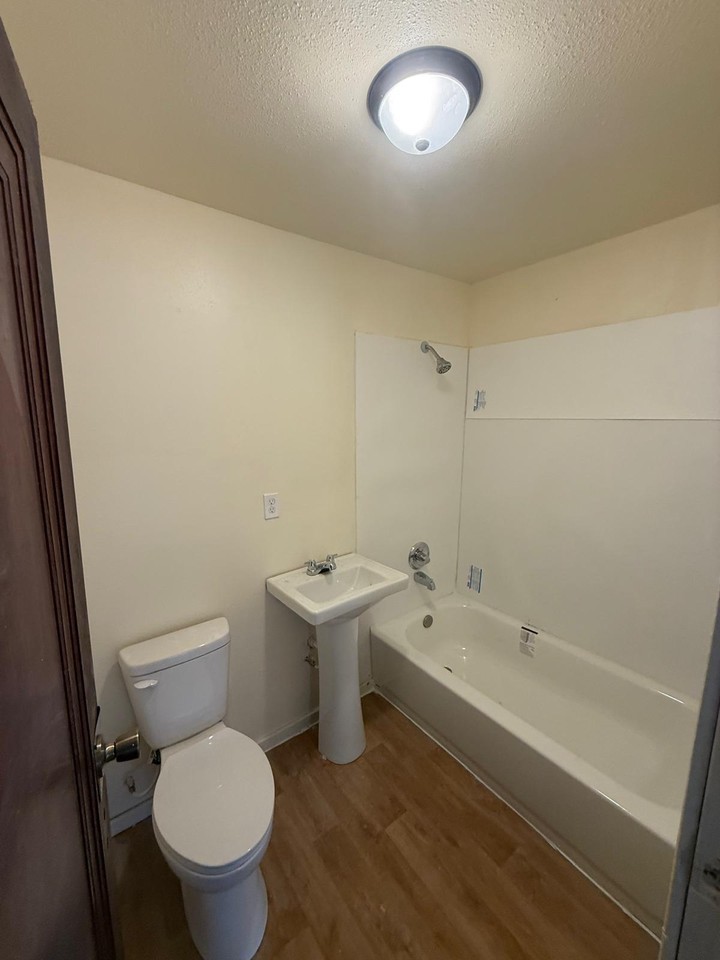 2423 S 28th St #2423 - Photo 3 of 3