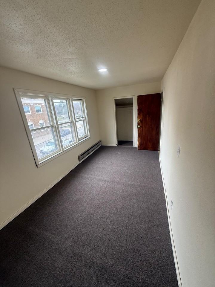 2425 S 28th St #2425 - Photo 4 of 4