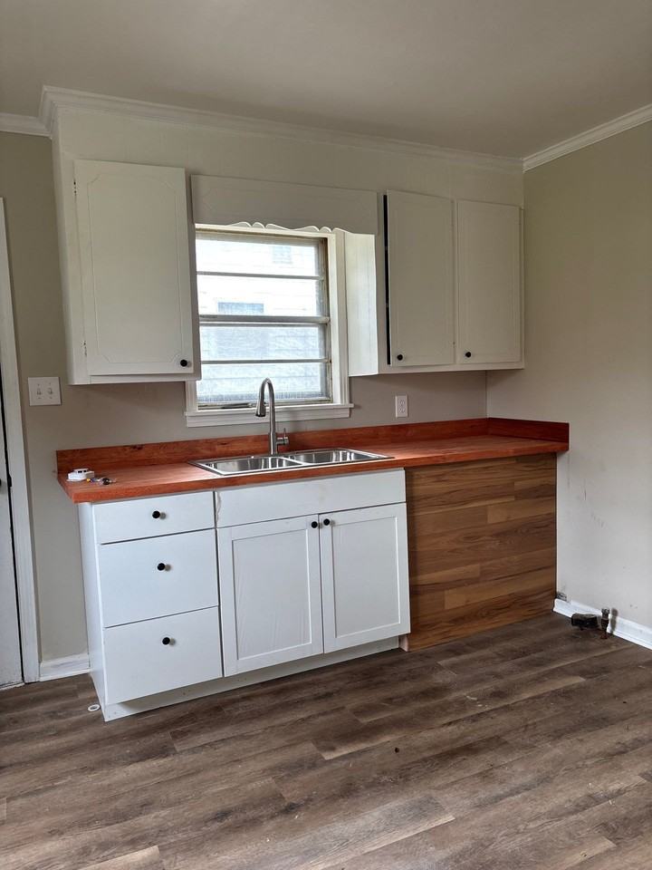 916 Greenwood St #1 - Photo 3 of 8