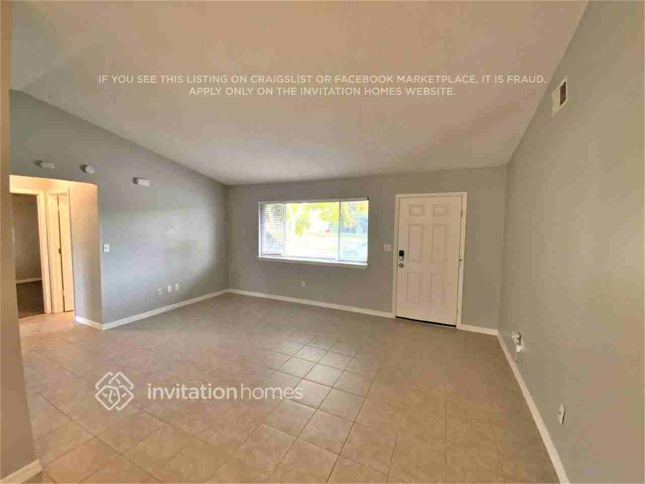 1025 Saint Johns St Se - Photo 2 of 11