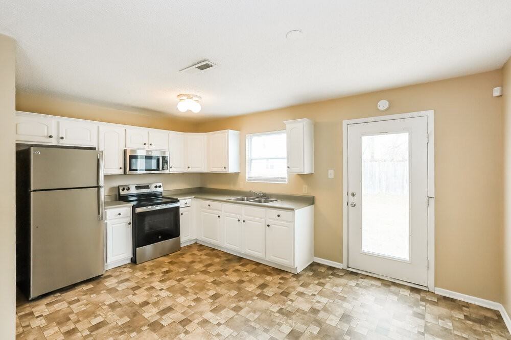 8607 Bluff Point Dr - Photo 5 of 16