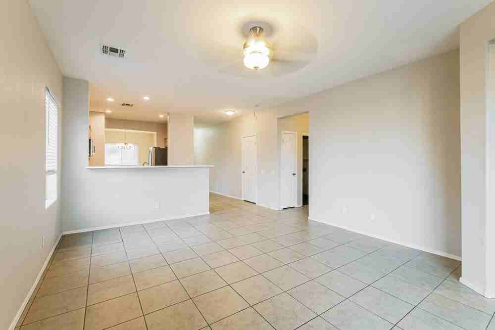 11722 W Lincoln St - Photo 4 of 16