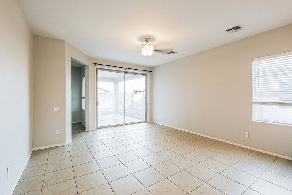 11722 W Lincoln St - Photo 5 of 16