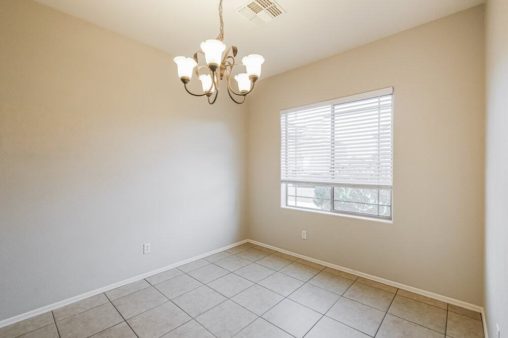 11722 W Lincoln St - Photo 6 of 16