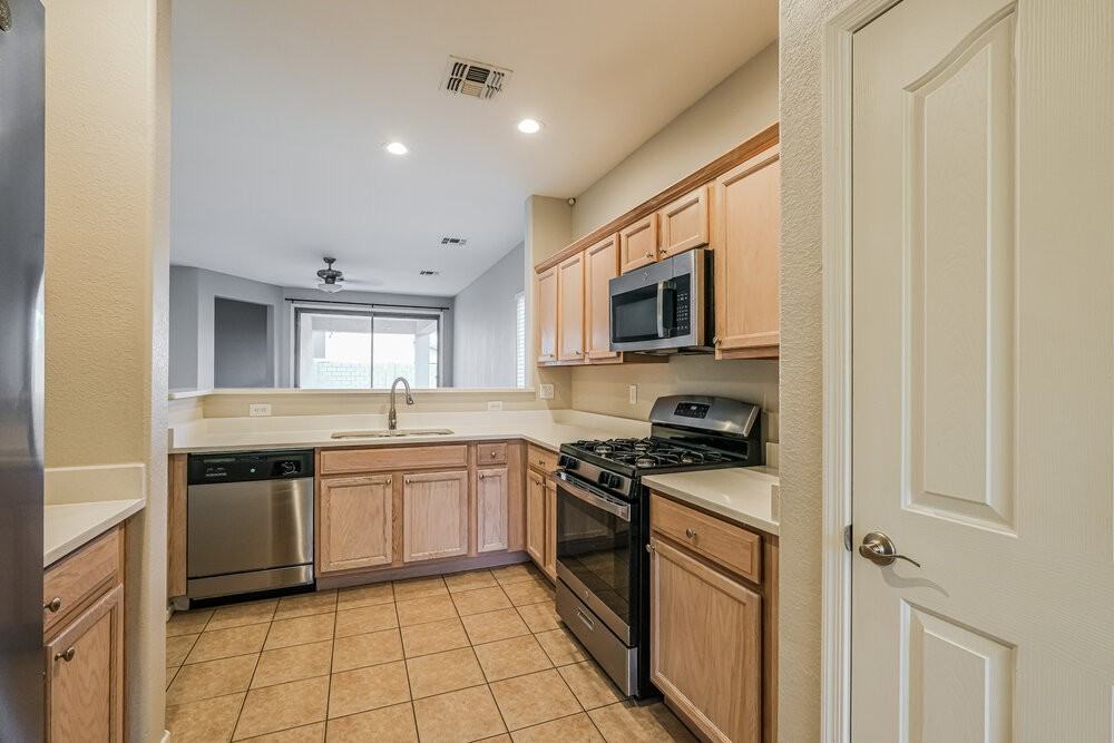 11722 W Lincoln St - Photo 7 of 16