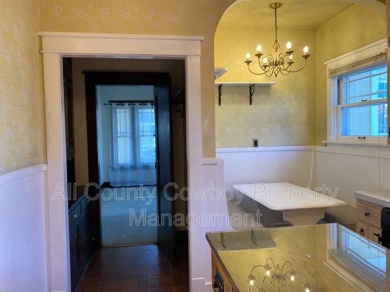 623 E Lewis St - Photo 2 of 16