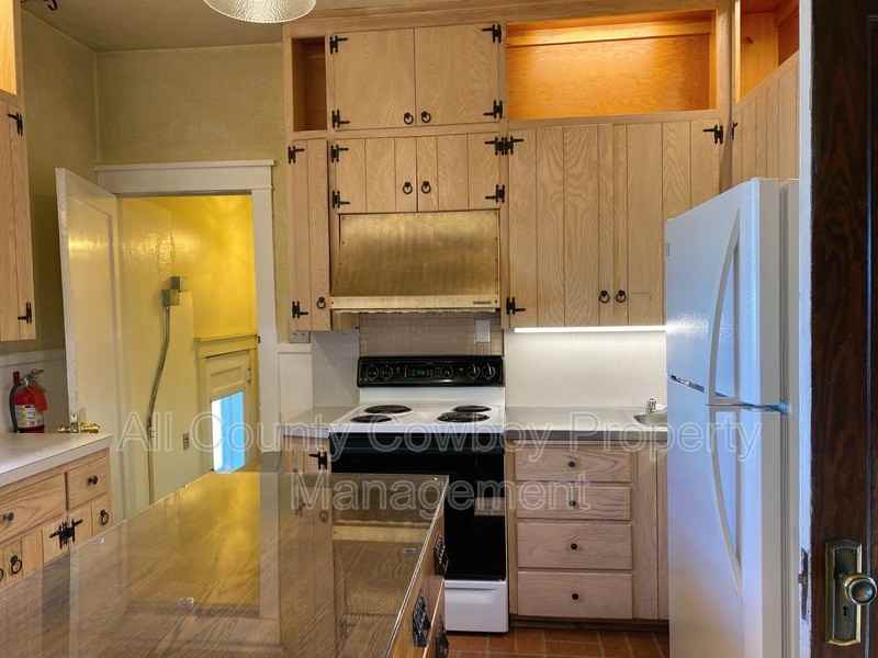 623 E Lewis St - Photo 3 of 16