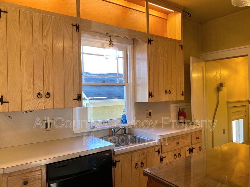 623 E Lewis St - Photo 4 of 16