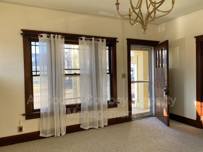 623 E Lewis St - Photo 5 of 16