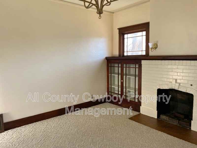 623 E Lewis St - Photo 6 of 16