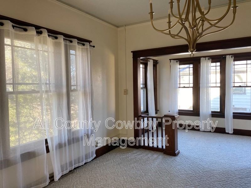 623 E Lewis St - Photo 7 of 16