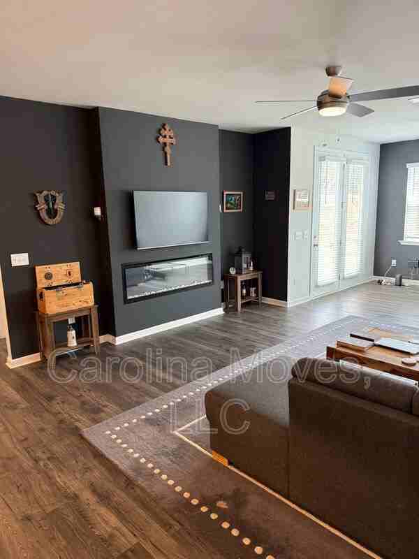 717 Isleworth Ln - Photo 2 of 16