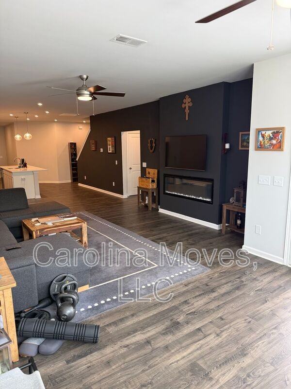 717 Isleworth Ln - Photo 3 of 16