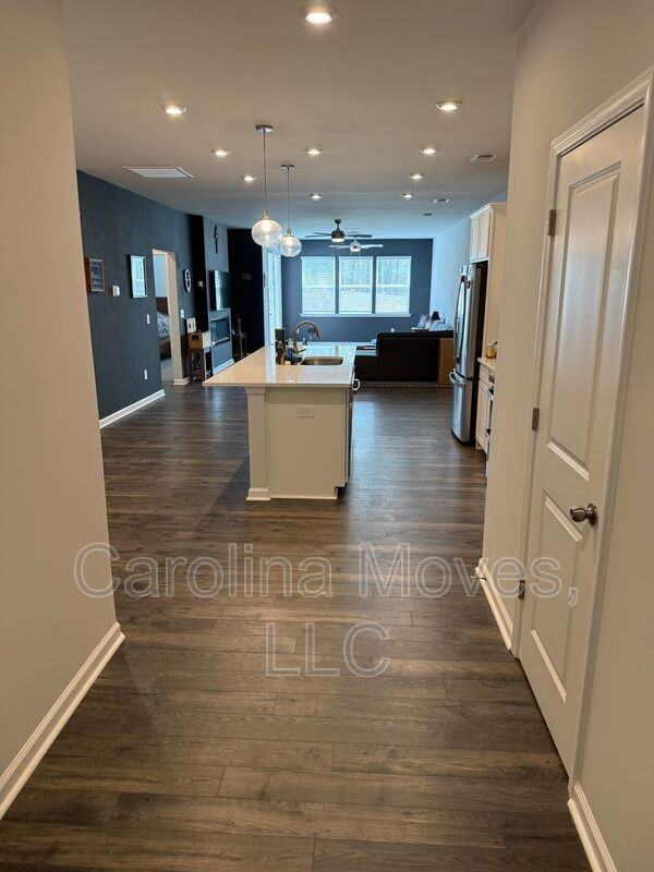 717 Isleworth Ln - Photo 4 of 16