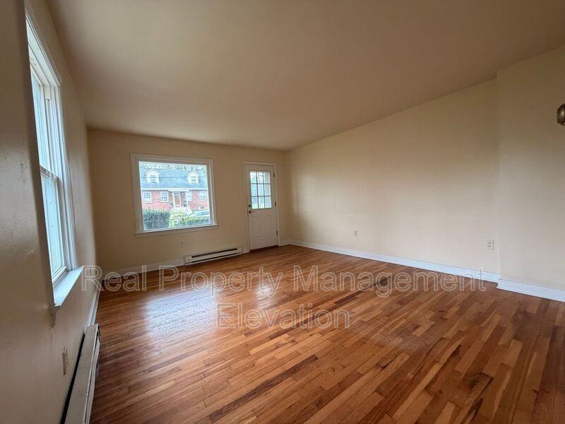 908 Florida Ave Apt B - Photo 2 of 8