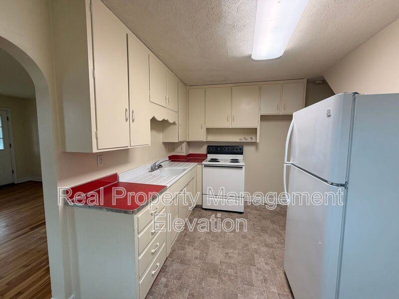 908 Florida Ave Apt B - Photo 4 of 8