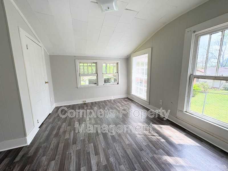 1015 11th St N - Photo 5 of 8