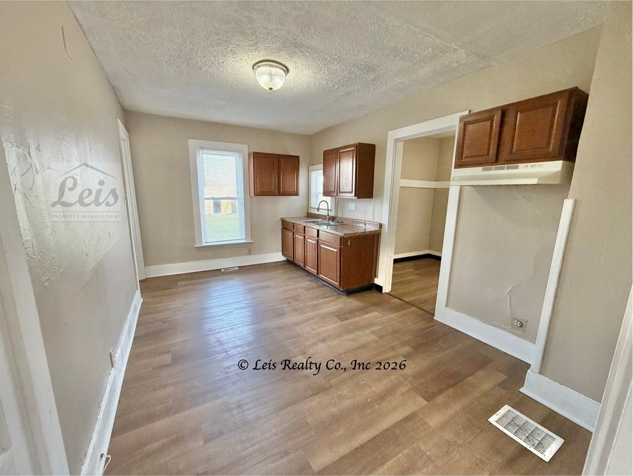 622 South Roosevelt Avenue - Photo 3 of 20