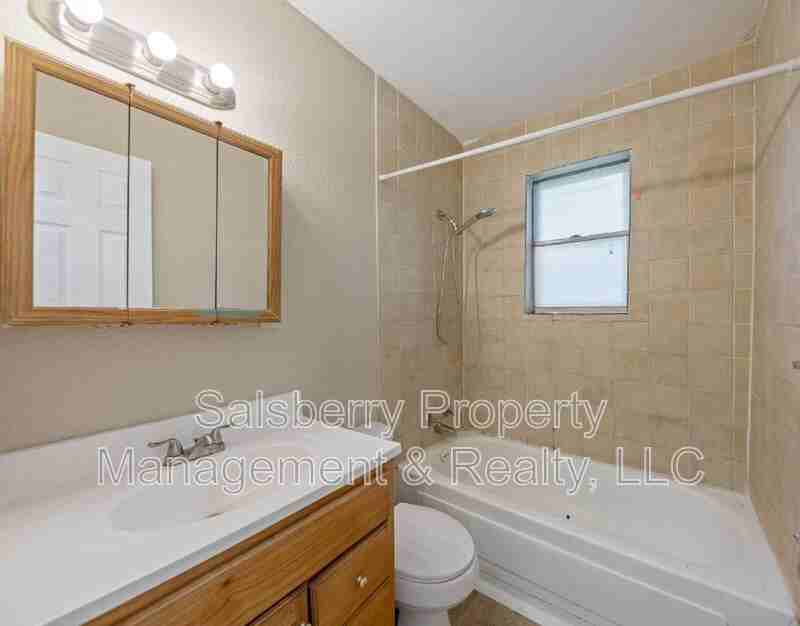 1209 Nw 3rd Ave - Photo 6 of 15