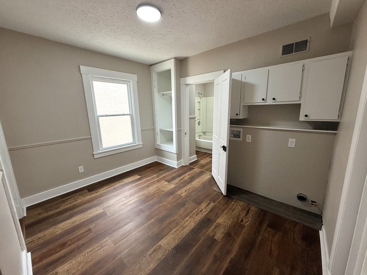 121 North Broadway Street - Photo 5 of 10