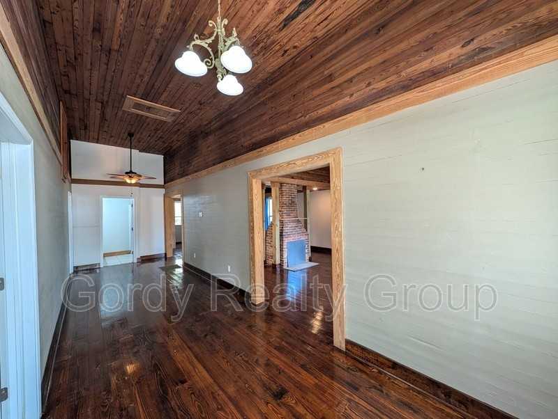 5443 10th St - Photo 3 of 16