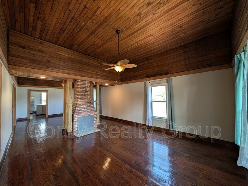 5443 10th St - Photo 4 of 16