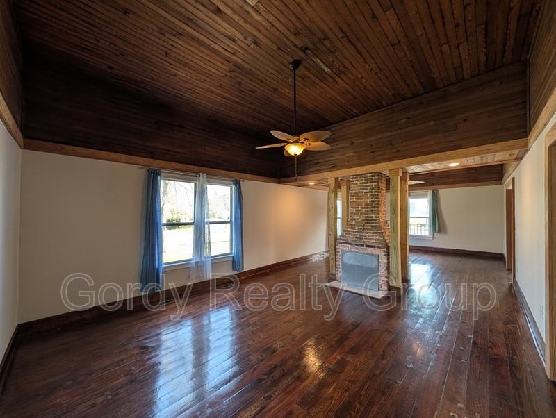 5443 10th St - Photo 5 of 16