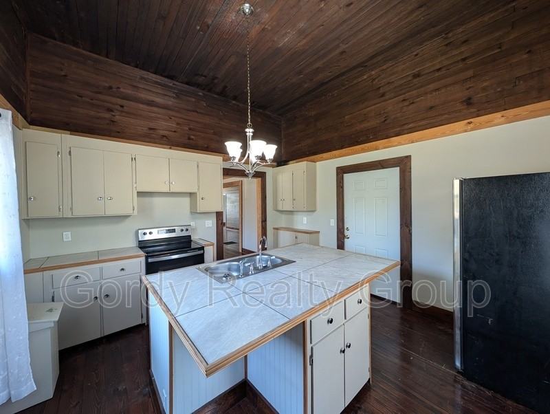 5443 10th St - Photo 7 of 16