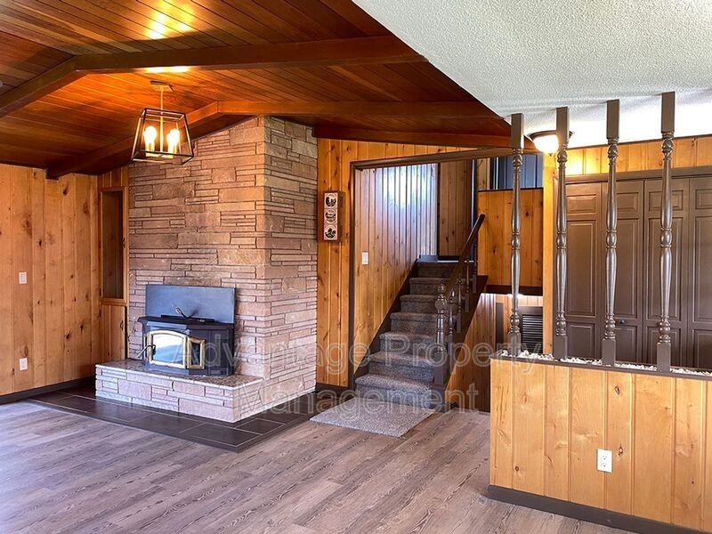 1410 Powell St Se - Photo 3 of 22