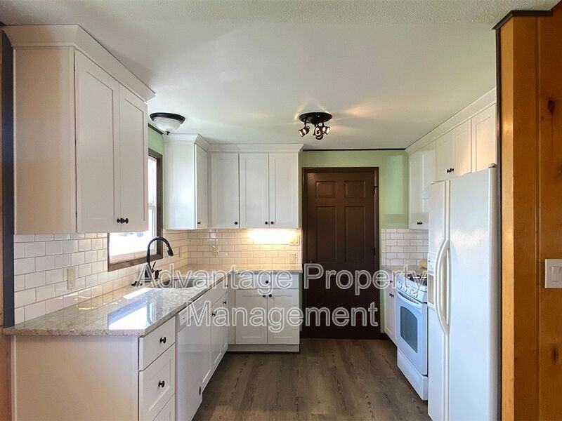 1410 Powell St Se - Photo 6 of 22