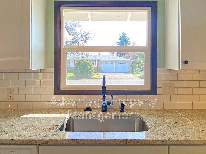 1410 Powell St Se - Photo 7 of 22