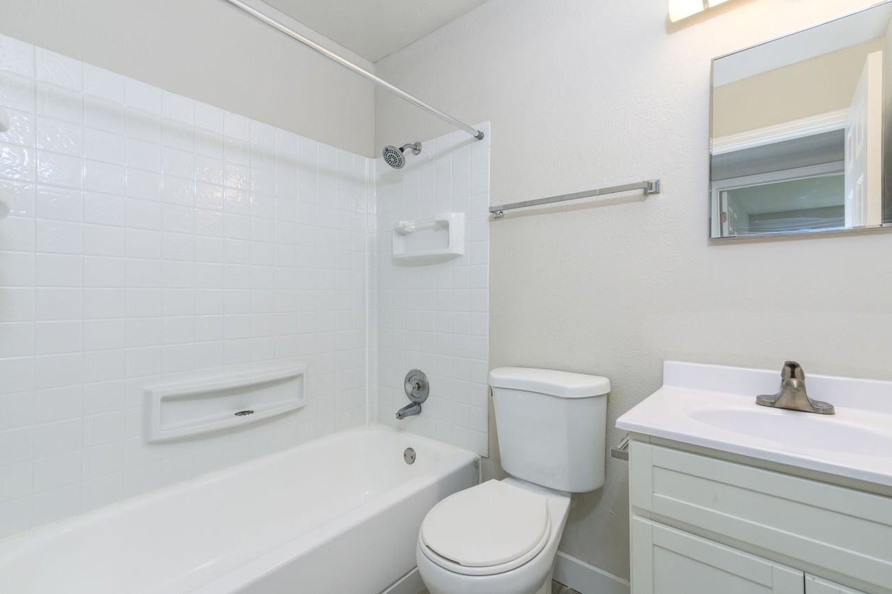 Oak Park Apartments - Photo 4 of 25