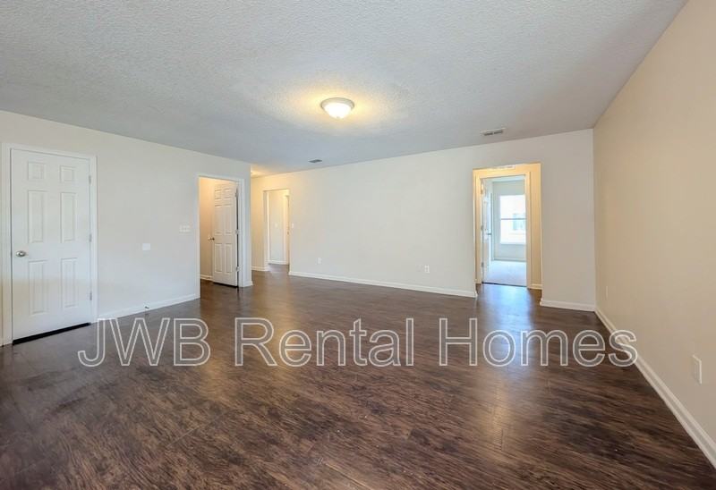 5462 Village Pond Cir - Photo 6 of 18