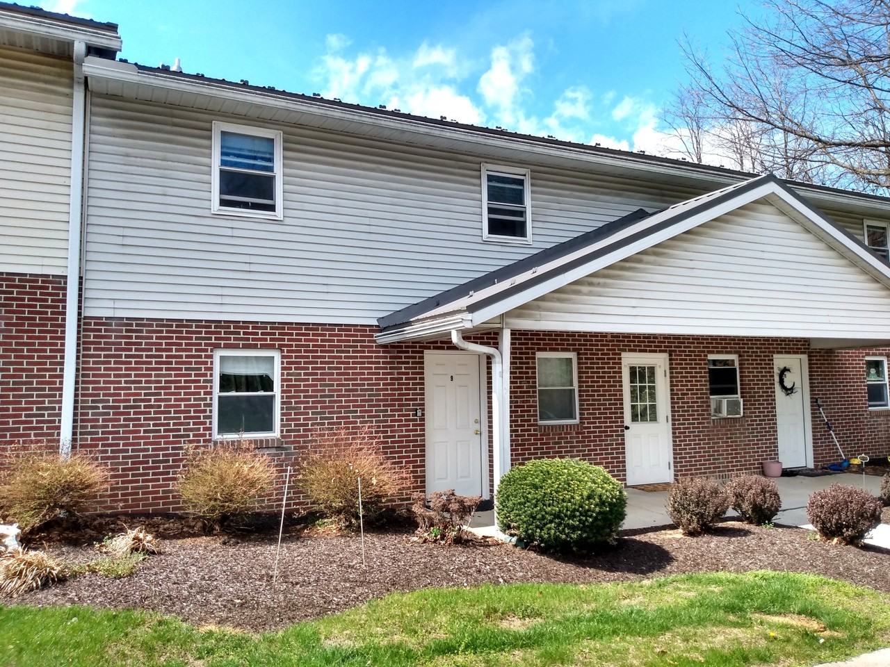 861 Buchanan Trail East - Photo 2 of 12