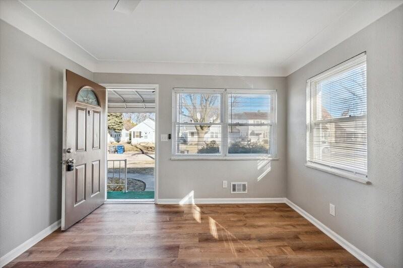 4431 Caroline Ave - Photo 4 of 24