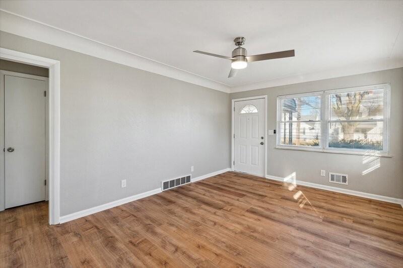 4431 Caroline Ave - Photo 6 of 24