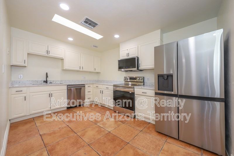 1654 N Rosemont Blvd #1 - Photo 5 of 17