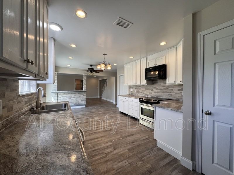 607 Plantation Ct - Photo 3 of 37